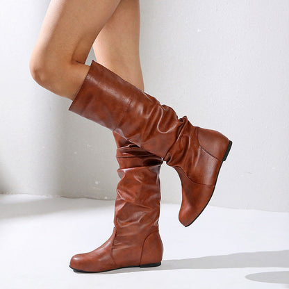 Seitenansicht der Damenstiefel mit lässig gerafftem Schaft