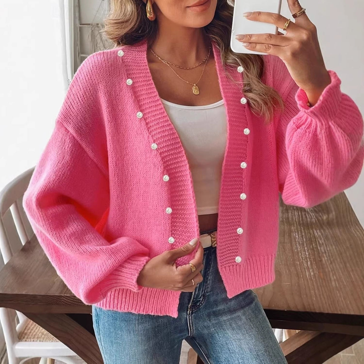 Detailansicht der Perlenknöpfe am Damen-Strickcardigan