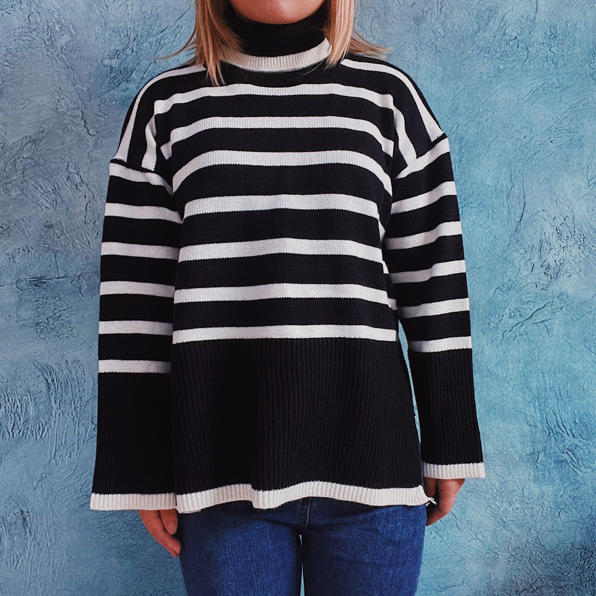 Detailansicht des gestreiften Strickmusters am Pullover