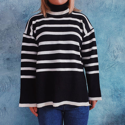 Detailansicht des gestreiften Strickmusters am Pullover