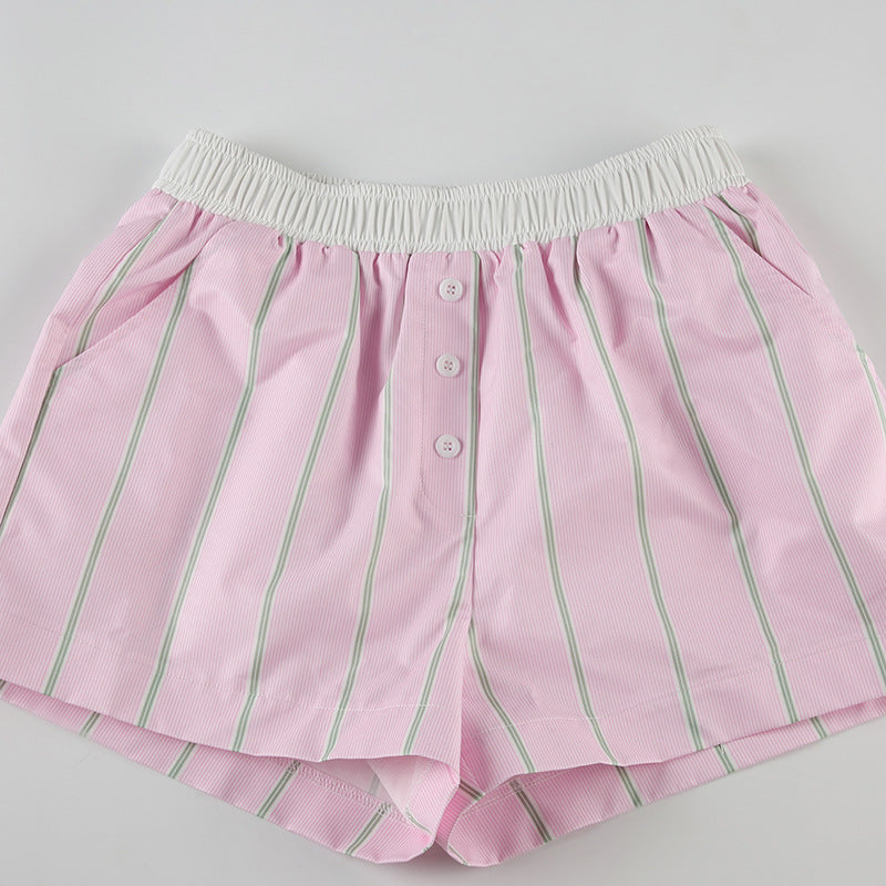 Seitenansicht der Damen Shorts mit kontrastierenden Streifen und lockerer Passform