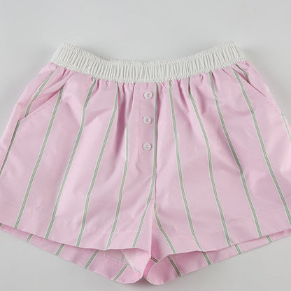 Seitenansicht der Damen Shorts mit kontrastierenden Streifen und lockerer Passform