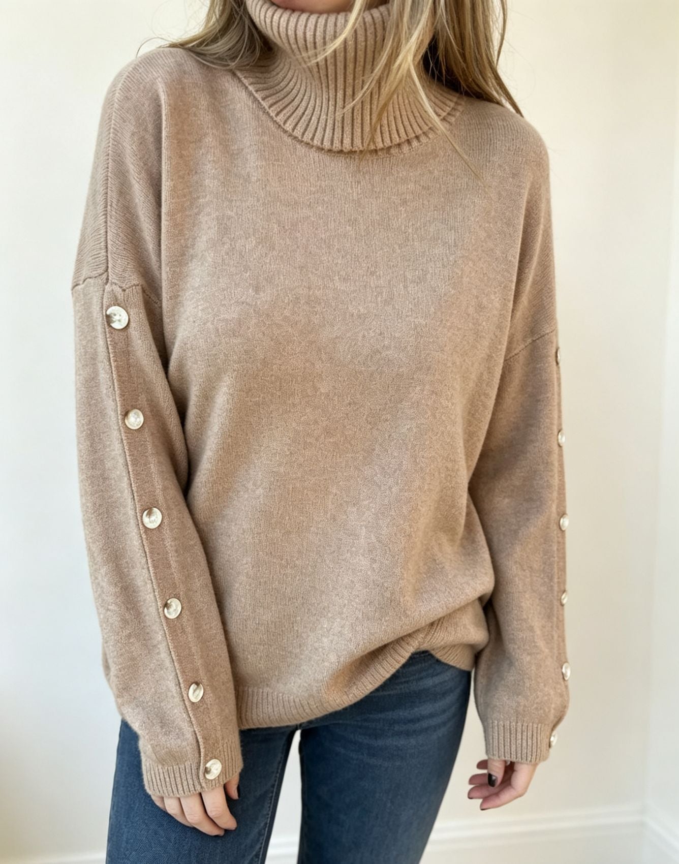 Oversize Damenpullover mit Knöpfen und wärmendem Rollkragen