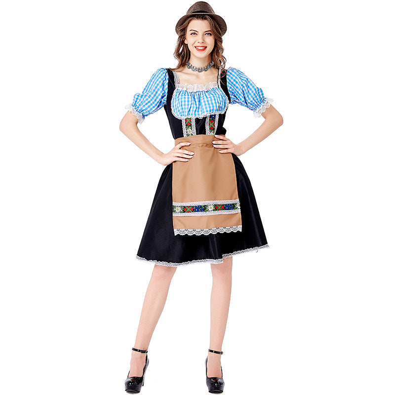 Frontansicht des Damen-Dirndls mit Carmenbluse und dekorativer Schnürung