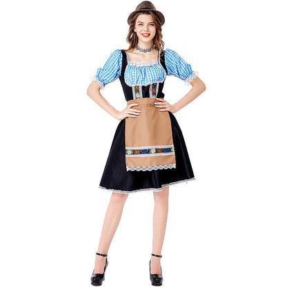 Frontansicht des Damen-Dirndls mit Carmenbluse und dekorativer Schnürung
