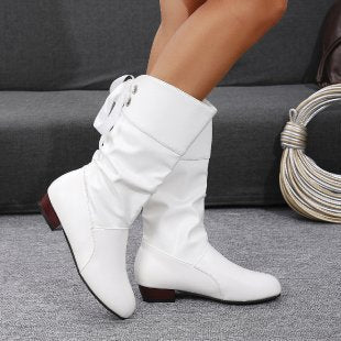 Damenstiefel mit Schnürung am hinteren Schaft und eleganter Silhouette