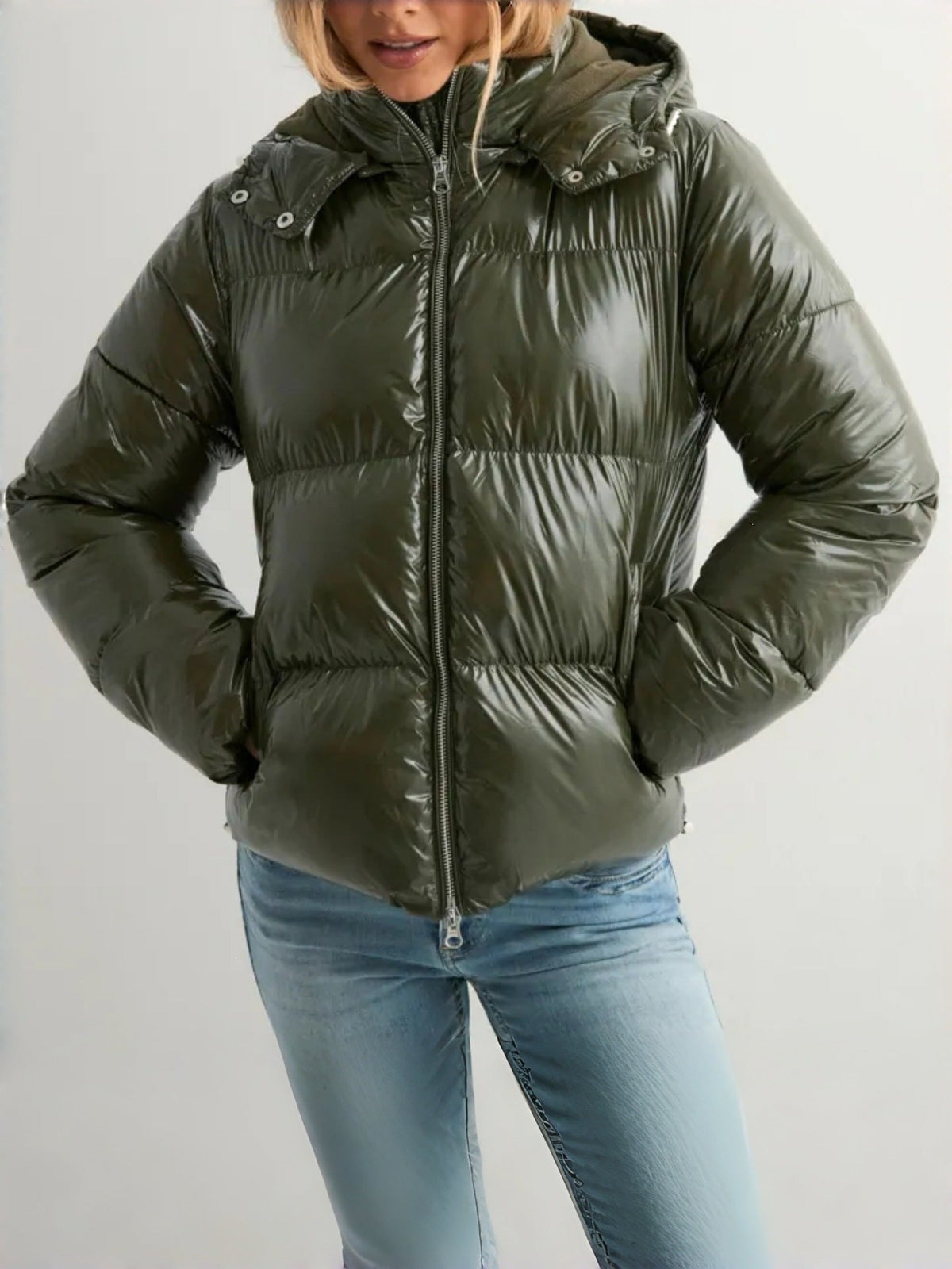 Damen-Daunenjacke als stilvolle Winterbekleidung