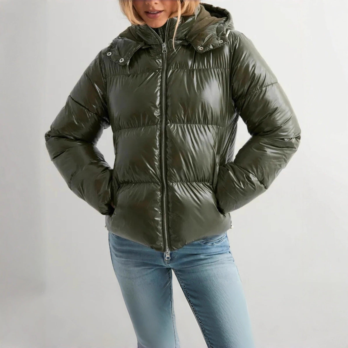 Damen-Winterdaunenjacke mit glänzender Oberfläche von vorn