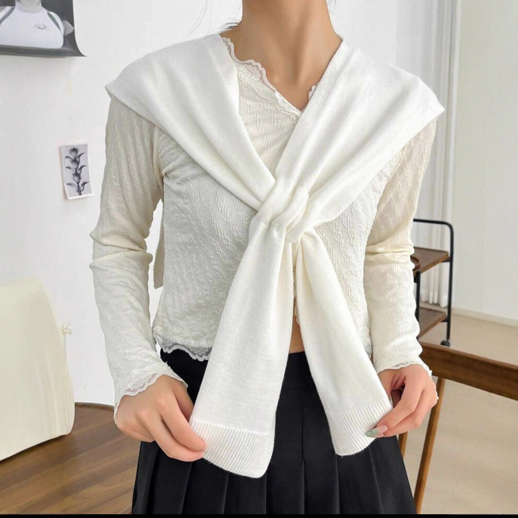 Damen-Strickschal mit dekorativem Knotendetail in modischer Ansicht
