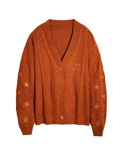 V-Ausschnitt und Knopfleiste des Oversize-Cardigans im Detail