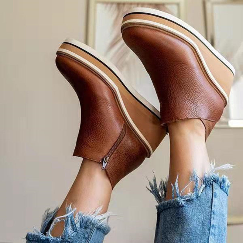 Seitenansicht der Damen-Keilabsatz-Stiefelette mit verborgenem Plateau