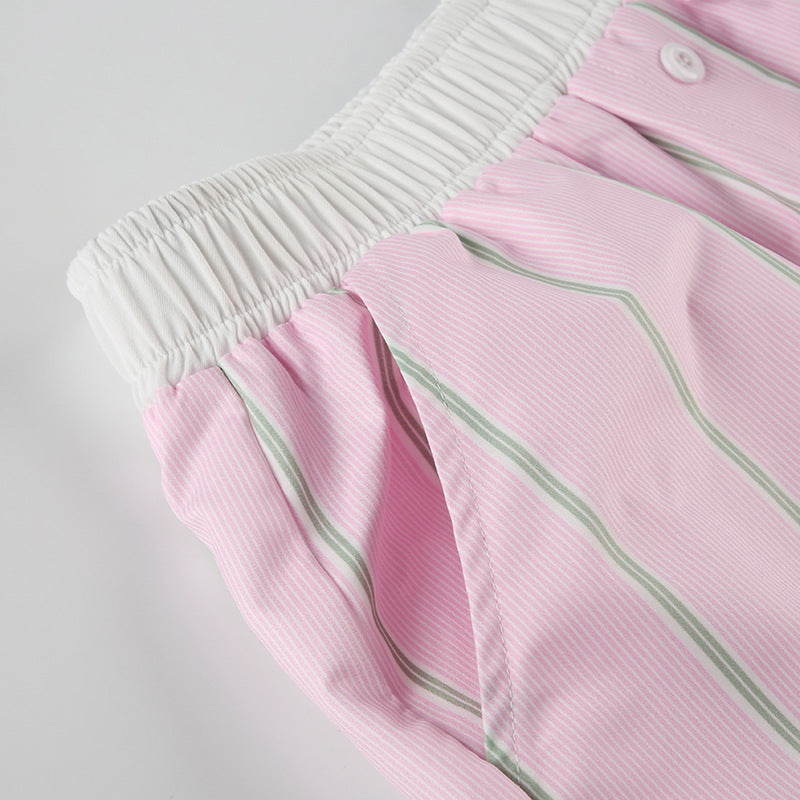 Detailaufnahme des elastischen Bundes an den Damen Shorts mit Streifen