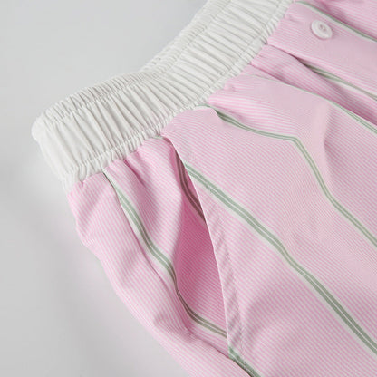 Detailaufnahme des elastischen Bundes an den Damen Shorts mit Streifen