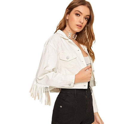 Kurze Damenjacke als lässiges Element für Freizeit-Outfits