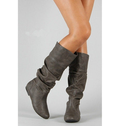 Damenstiefel mit lässiger Slouch-Silhouette und flachem Absatz