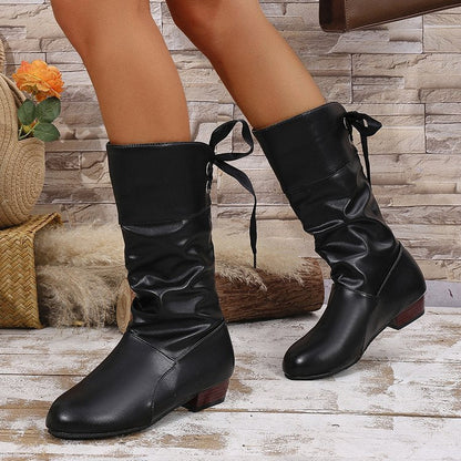Rückansicht der Damen-Schaftstiefel mit rückseitiger Schnürung