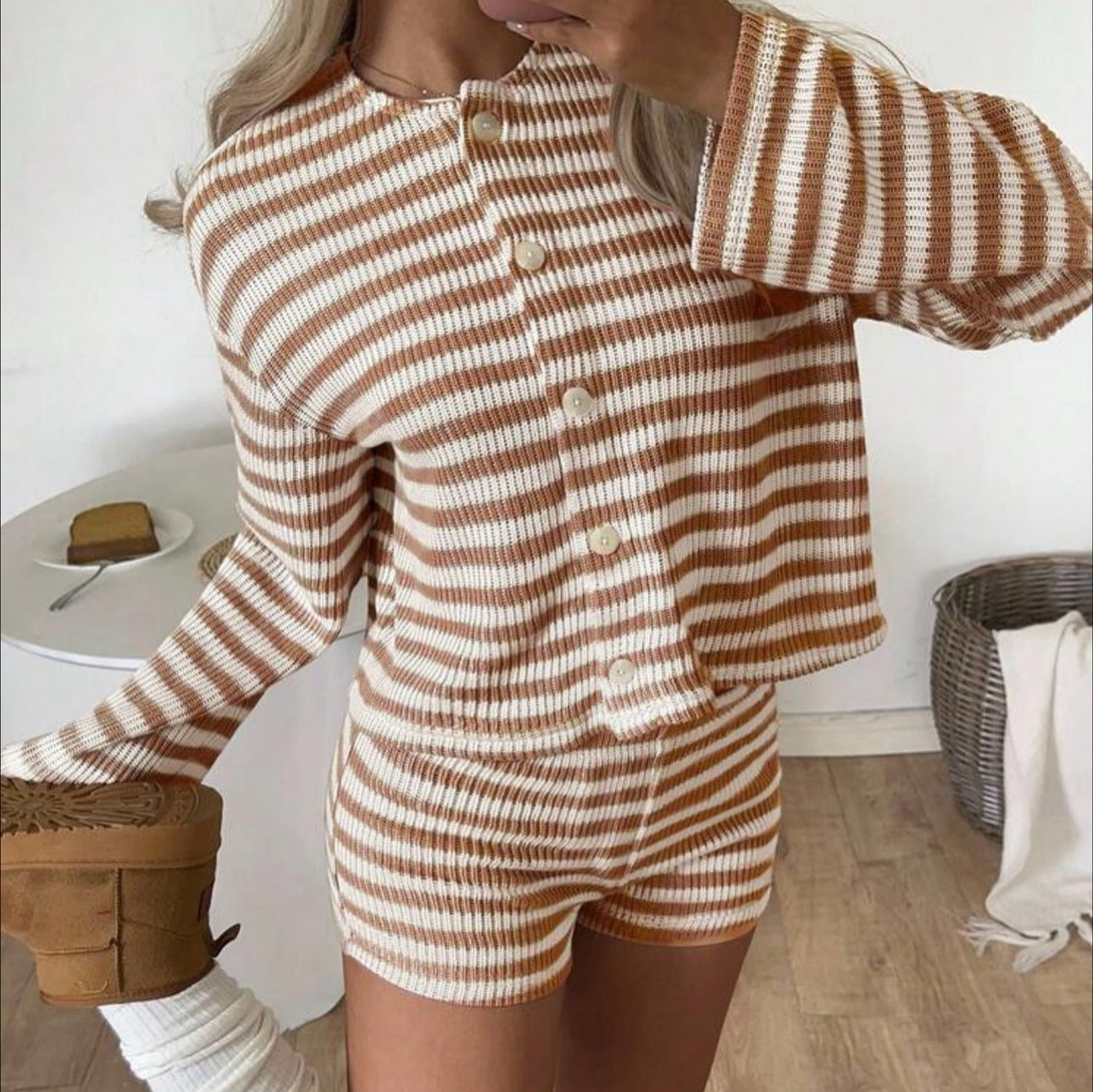 Lässiger Damen-Look mit Rippstrick-Cardigan und Shorts