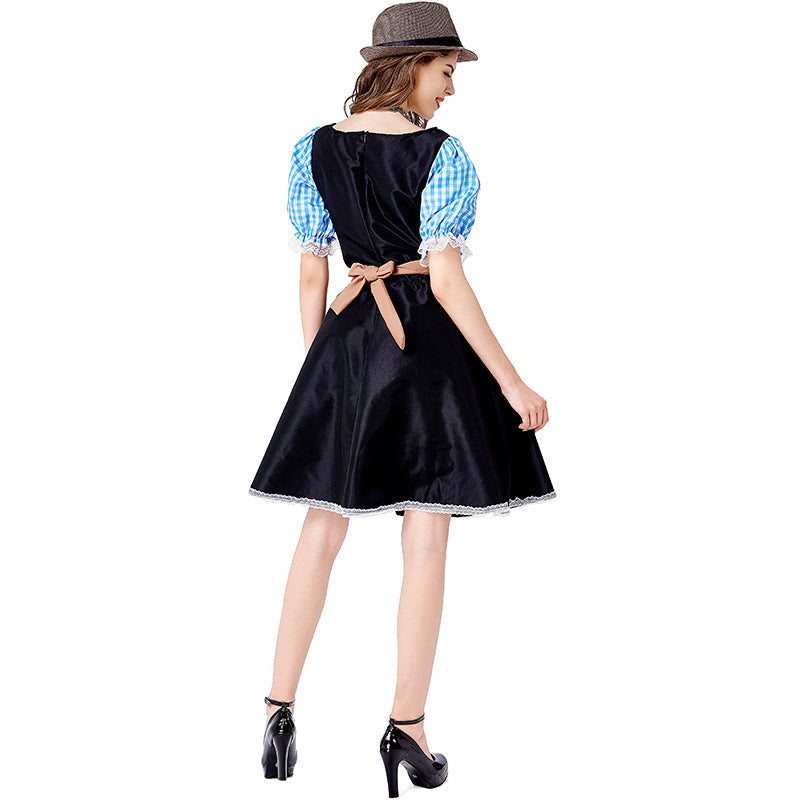 Nahaufnahme des geschnürten Mieders am Damen-Dirndl