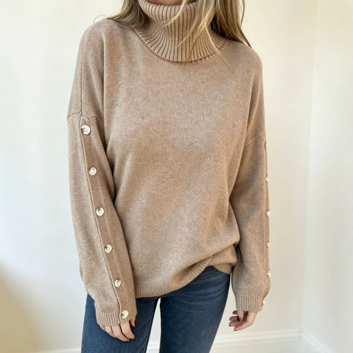 Damen Oversize Rollkragenpullover mit Knöpfen in der Vorderansicht