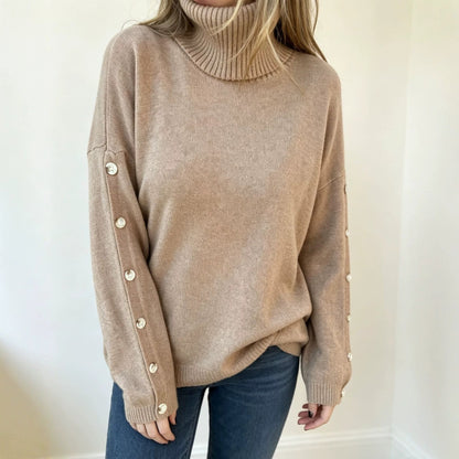 Damen Oversize Rollkragenpullover mit Knöpfen in der Vorderansicht