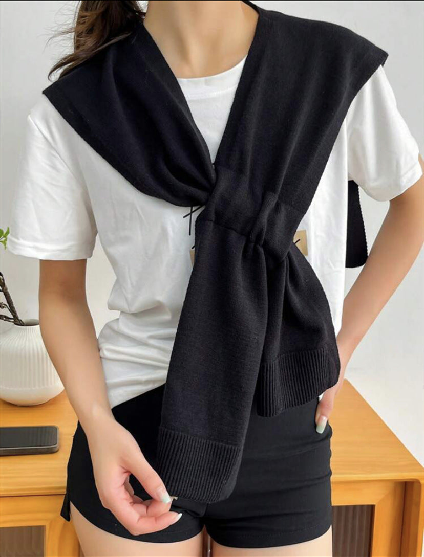 Weicher Damen-Strickschal mit Knotendetail, stilvoll um den Hals getragen