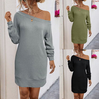 Damen-Strickkleid mit schulterfreiem Design in der Vorderansicht