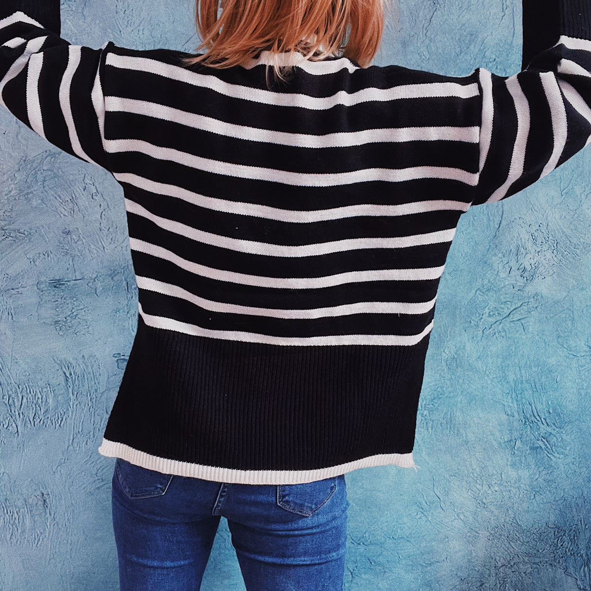 Gestreifter Pullover als vielseitiges Kleidungsstück für den Alltag