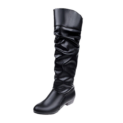 Nahaufnahme des weichen Schafts der knielangen Slouch-Stiefel