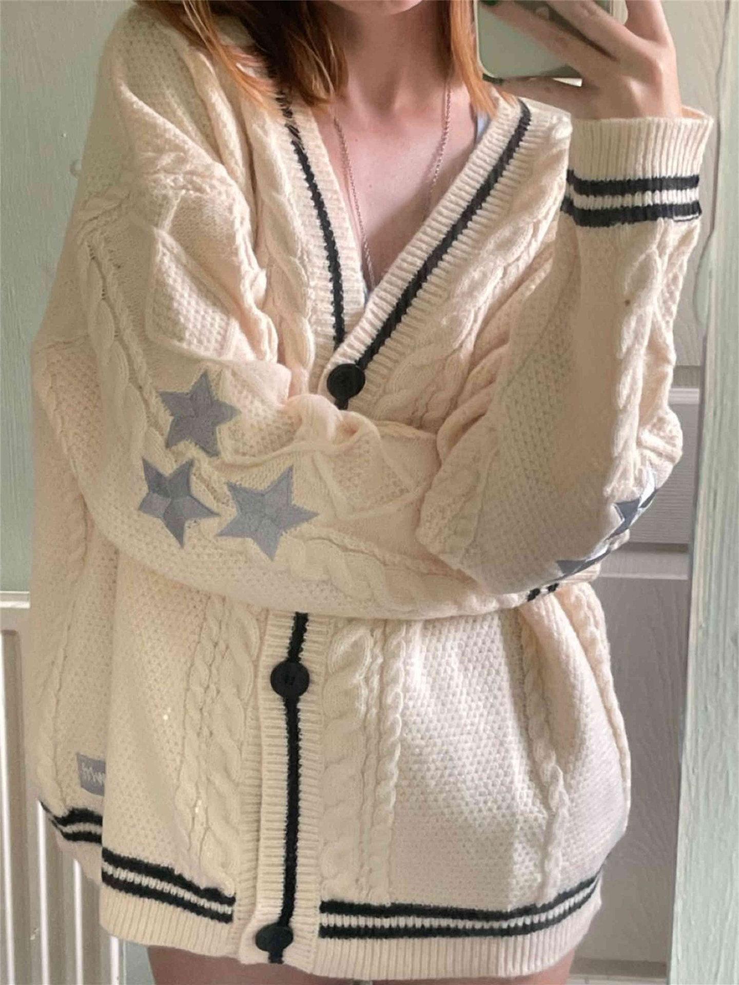 Rückansicht des Damen-Cardigans mit gleichmäßigem Strickmuster