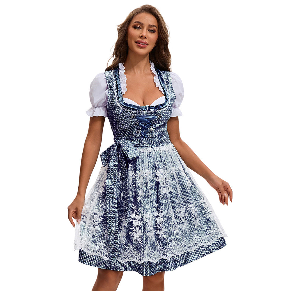 Detailansicht des Herzausschnitts am Damen-Dirndl