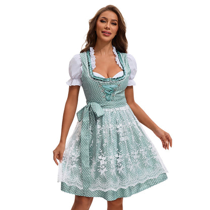 Spitzenapplikation am Damen-Dirndl als stilvolles Trachtendetail