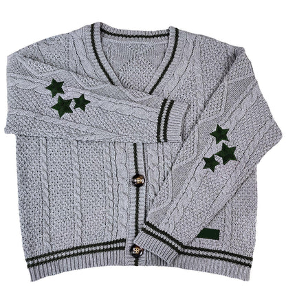 Seitliche Ansicht des locker geschnittenen Oversize-Cardigans