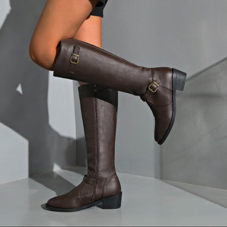 Rückansicht der kniehohen Reitstiefel für Damen mit schlichtem Schaftdesign