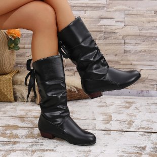 Nahaufnahme des Blockabsatzes und gerafften Schafts der Damenstiefel