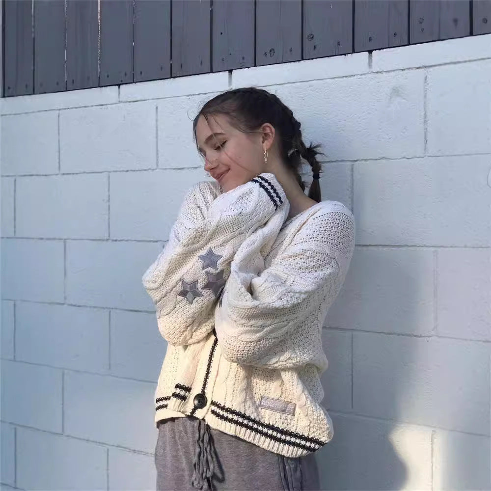 Damen Oversized Cardigan mit Zopfstrick und V-Ausschnitt in der Vorderansicht