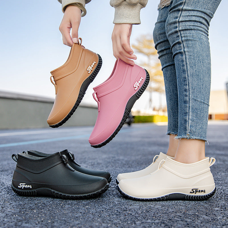 Paar Damen-Gummistiefel für regnerische Tage