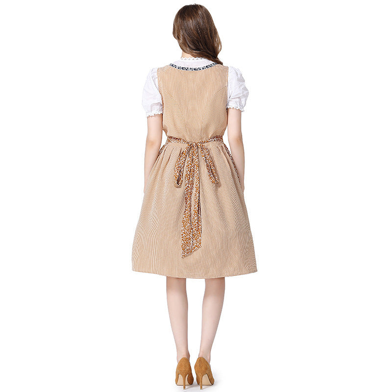 Geblümte Schürze als Detail des traditionellen Damen-Dirndls