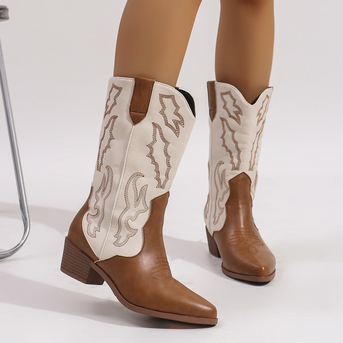 Detailansicht von Absatz und spitzer Zehenkappe der Stiefel