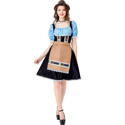 Damenkostüm im Dirndlstil mit detailreicher Carmenbluse und Schürze