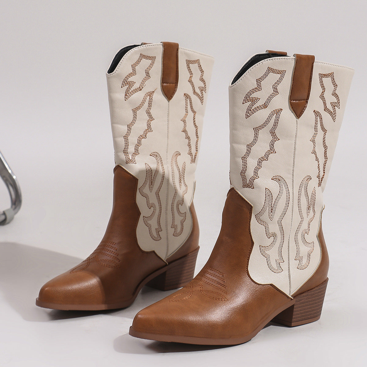 Nahaufnahme der dekorativen Stickerei am Schaft der Stiefel
