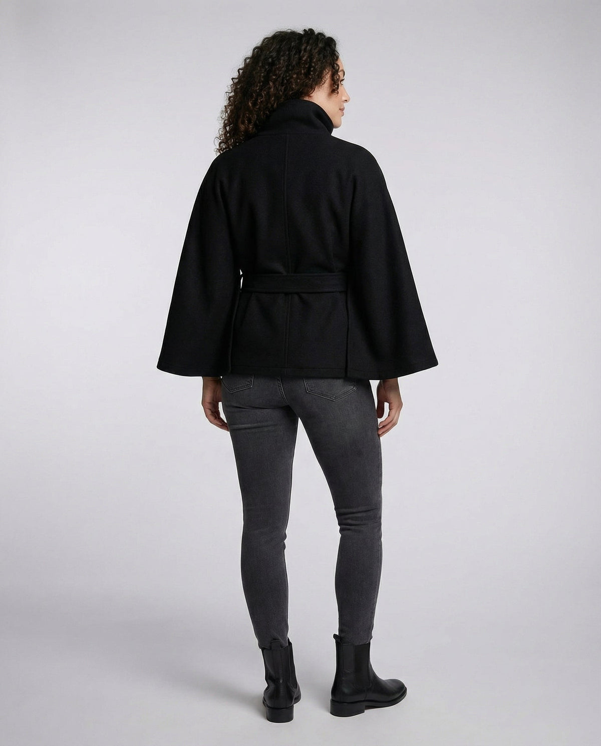 Wickeljacke für Damen in einer stilvollen Ganzkörperansicht