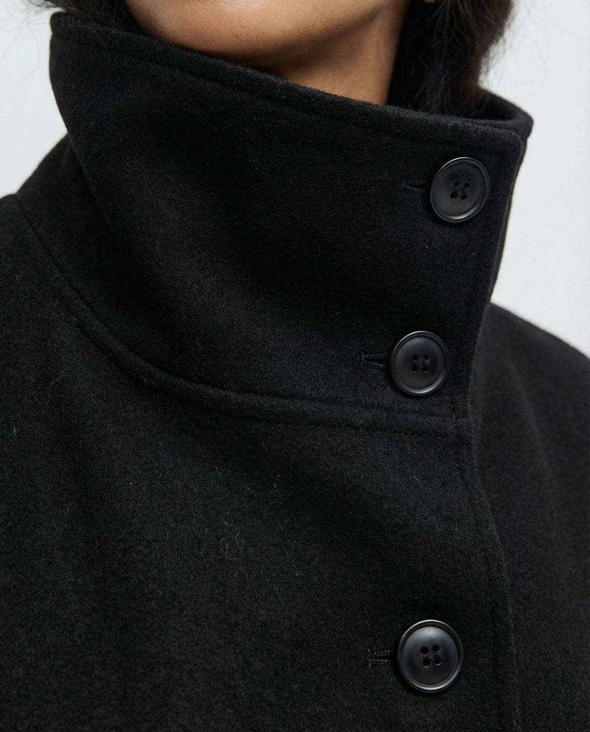 Detailansicht des Stehkragens an der Damen-Wickeljacke