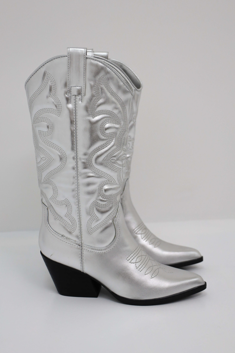 Braune Cowboystiefel für Damen passend zu Jeans und Western-Outfits