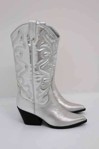 Braune Cowboystiefel für Damen passend zu Jeans und Western-Outfits
