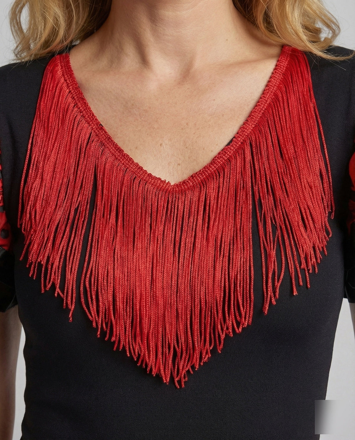 Damenkleid für Flamenco-Auftritte mit dekorativen Fransen