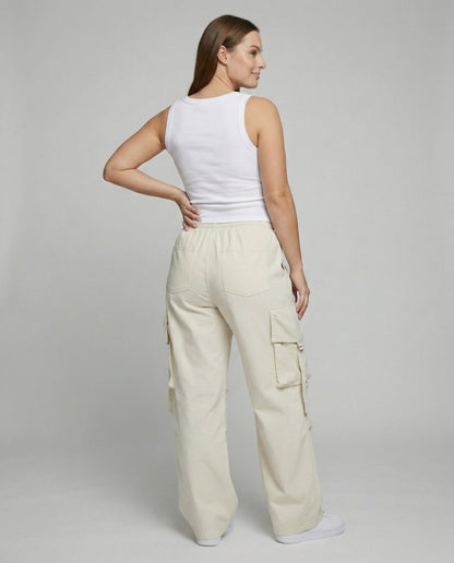 Baggy-Cargohose für Damen in vollständiger Ansicht