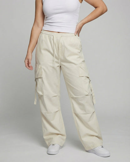 Lässige Damen-Cargohose mit weiter Baggy-Passform von vorn