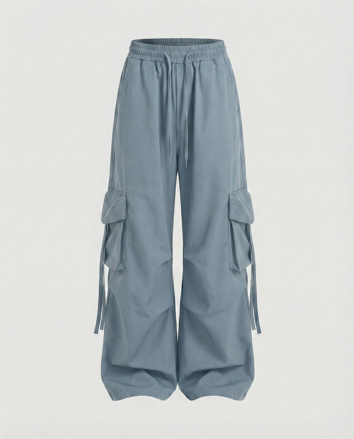 Seitliche Ansicht einer Damen-Baggy-Cargohose