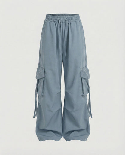 Seitliche Ansicht einer Damen-Baggy-Cargohose