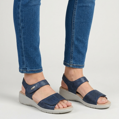 Damen Sandalen mit verstellbaren Riemen und Keilabsatz in Seitenansicht